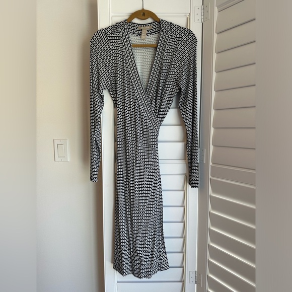 Banana Republic Gemma Wrap Dress
Chain Print Navy Blue White Nautical in Size M. - Picture 4 of 11